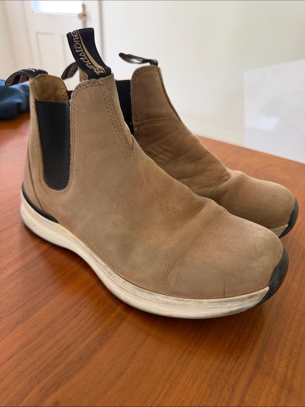 Blundstone Chukka Boot in Tan Leather with Black Elastic